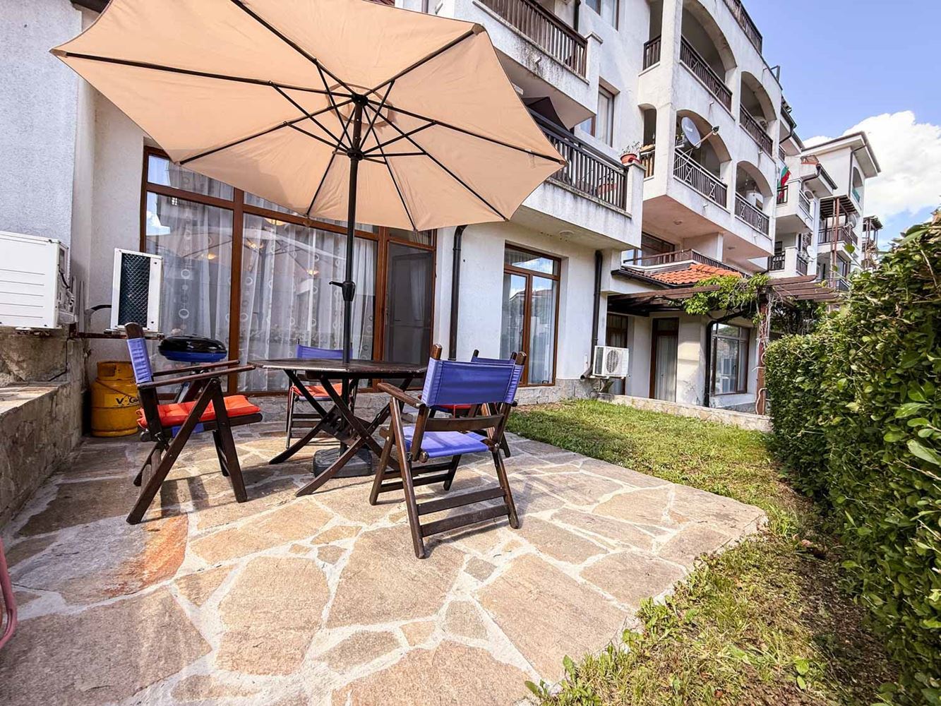 Großzügige Zweizimmerwohnung mit kleinem Privatgarten und großer Veranda in einer Anlage bei Aheloy