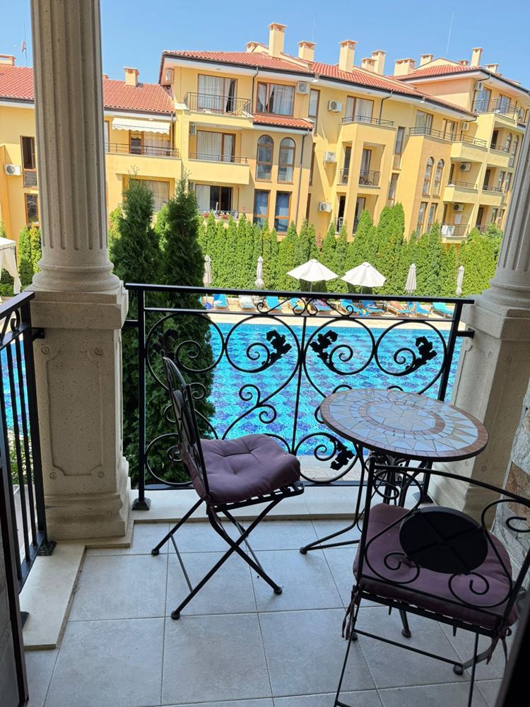 Luxuriöses Maisonette-Apartment mit großzügiger Veranda und Poolblick in Sveti Vlas