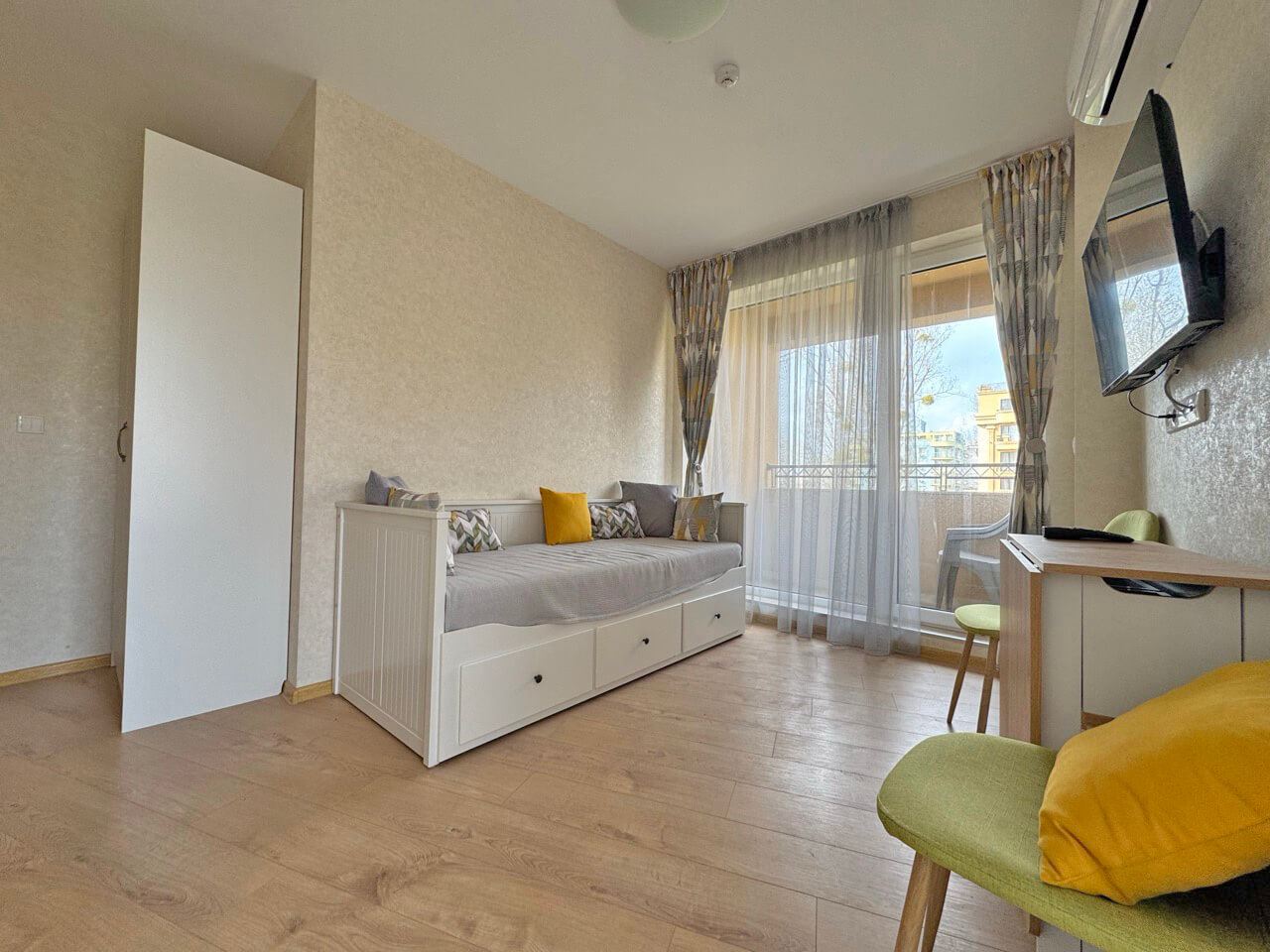 Helles Studio in Luxuskomplex – perfekter Komfort am Pool