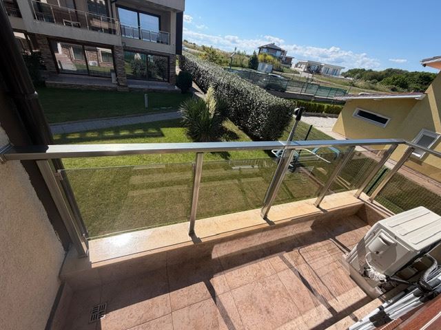 Geräumiges Appartment mit zwei Schlafzimmern in erster Meereslinie mit frontalem Panoramablick auf das Meer