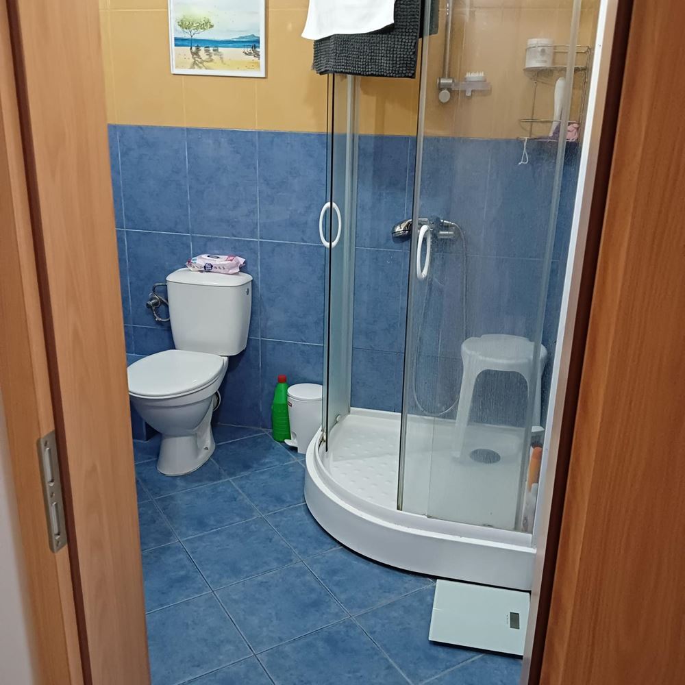 Geräumige Zwei-Zimmer-Wohnung mit Meerpanorama in Ravda – nur wenige Meter vom Strand entfernt, voll möbliert und mit ausgezeichnetem Investitionspotenzial