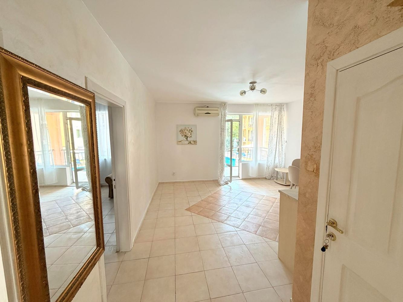 Drei-Zimmer-Wohnung mit Südausrichtung und Blick auf den Pool in Sonnenstrand