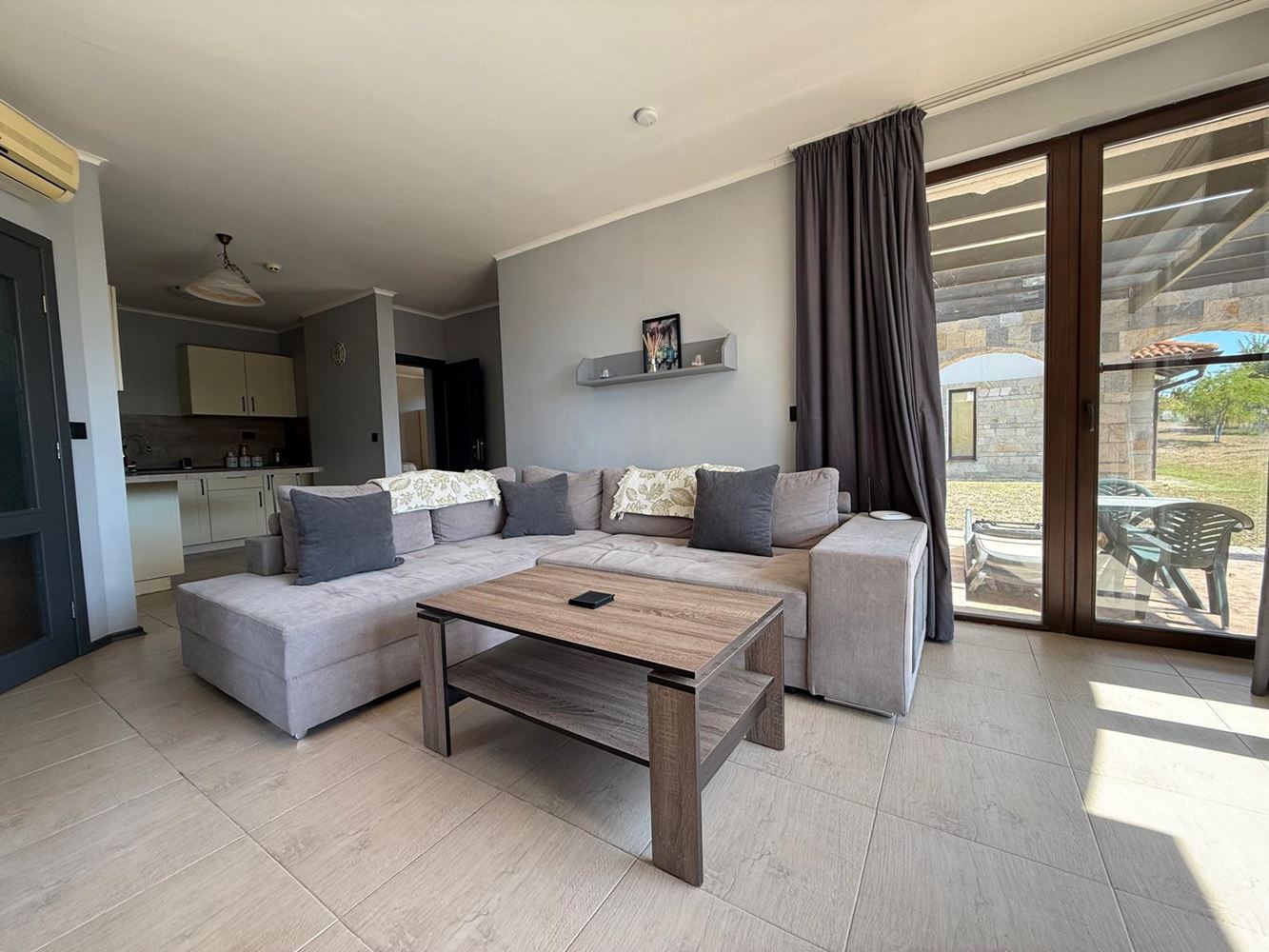 Geräumige 3-Zimmer-Wohnung mit zwei Schlafzimmern und schönem Ausblick in einer ruhigen Anlage nahe Sonnenstrand