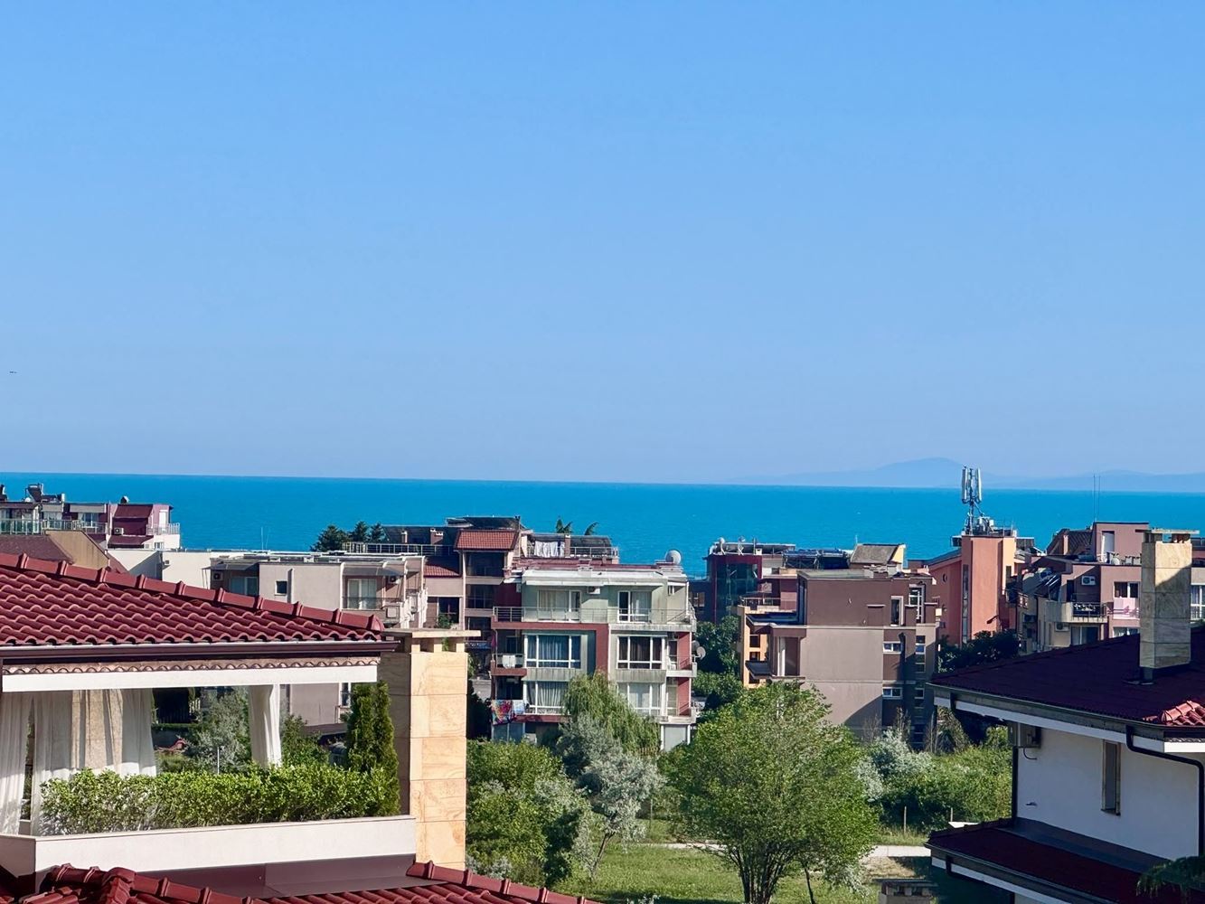 Großzügige Drei-Zimmer-Wohnung mit Meerpanorama in einem prestigeträchtigen Komplex in Nessebar – Komfort, Raum und beeindruckende Ausblicke