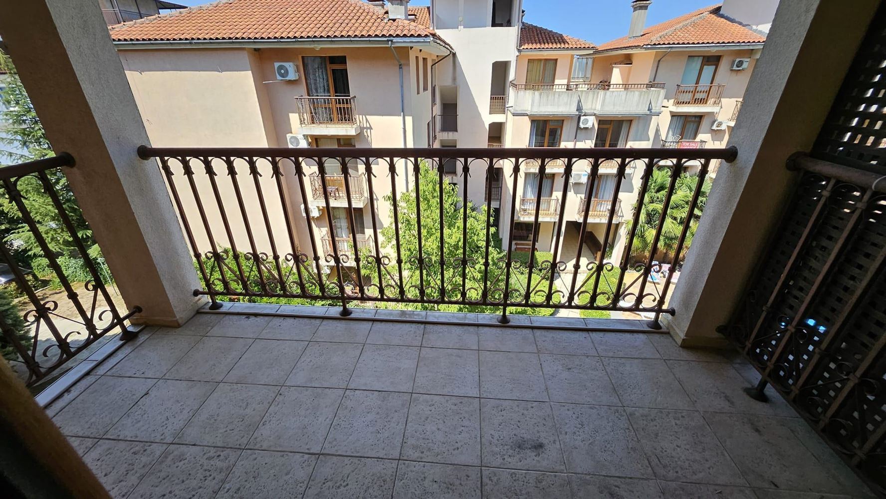 Zweizimmerwohnung mit einem Schlafzimmer in Primorsko mit Akt 16 – Swimmingpool, geschlossene Wohnanlage und Strand in fußläufiger Entfernung