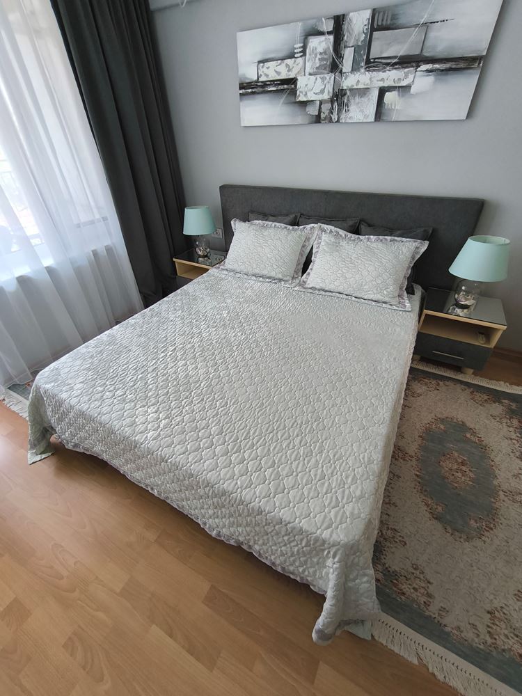 Luxuriöse Wohnung mit einem Schlafzimmer in erster Meereslinie in Sveti Vlas