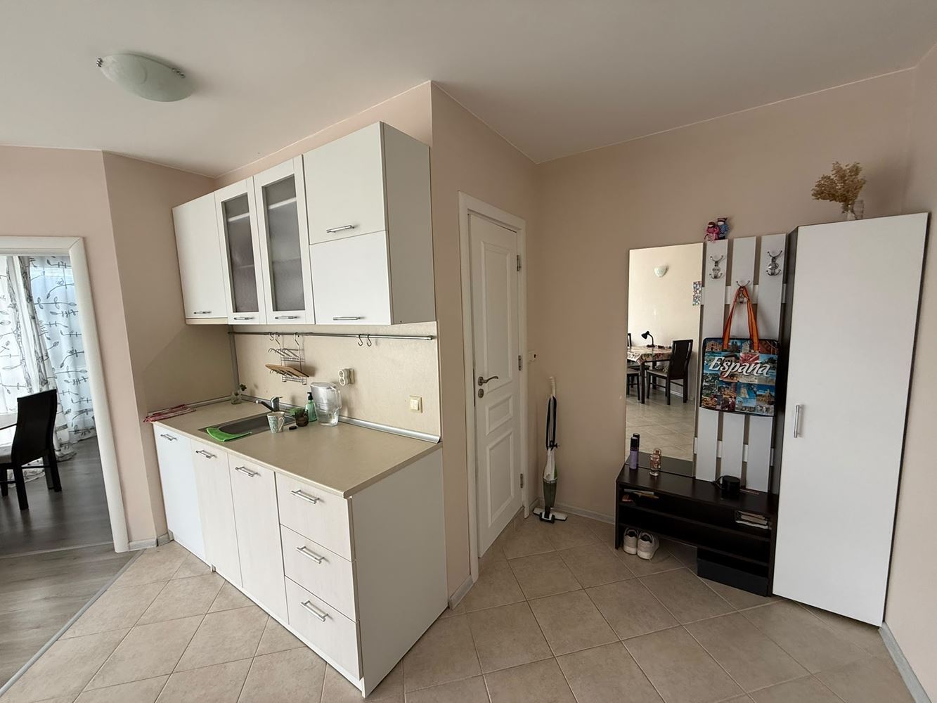 Zweizimmerwohnung inmitten von viel Grün in einer Anlage mit Swimmingpool und Kinderspielplatz