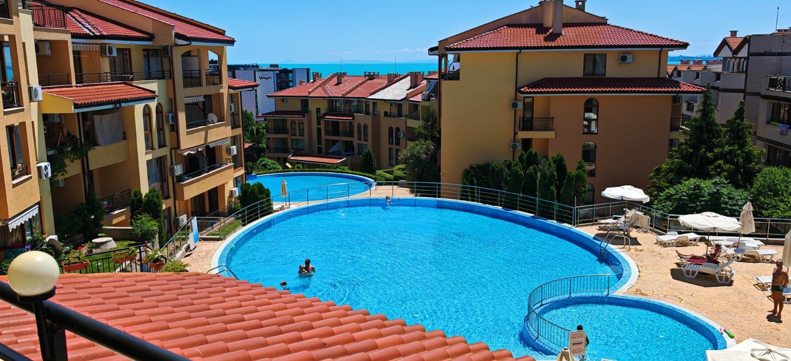 Drei-Zimmer-Wohnung 200 m vom Meer entfernt in Sveti Vlas mit zwei Terrassen und teilweise Meerblick