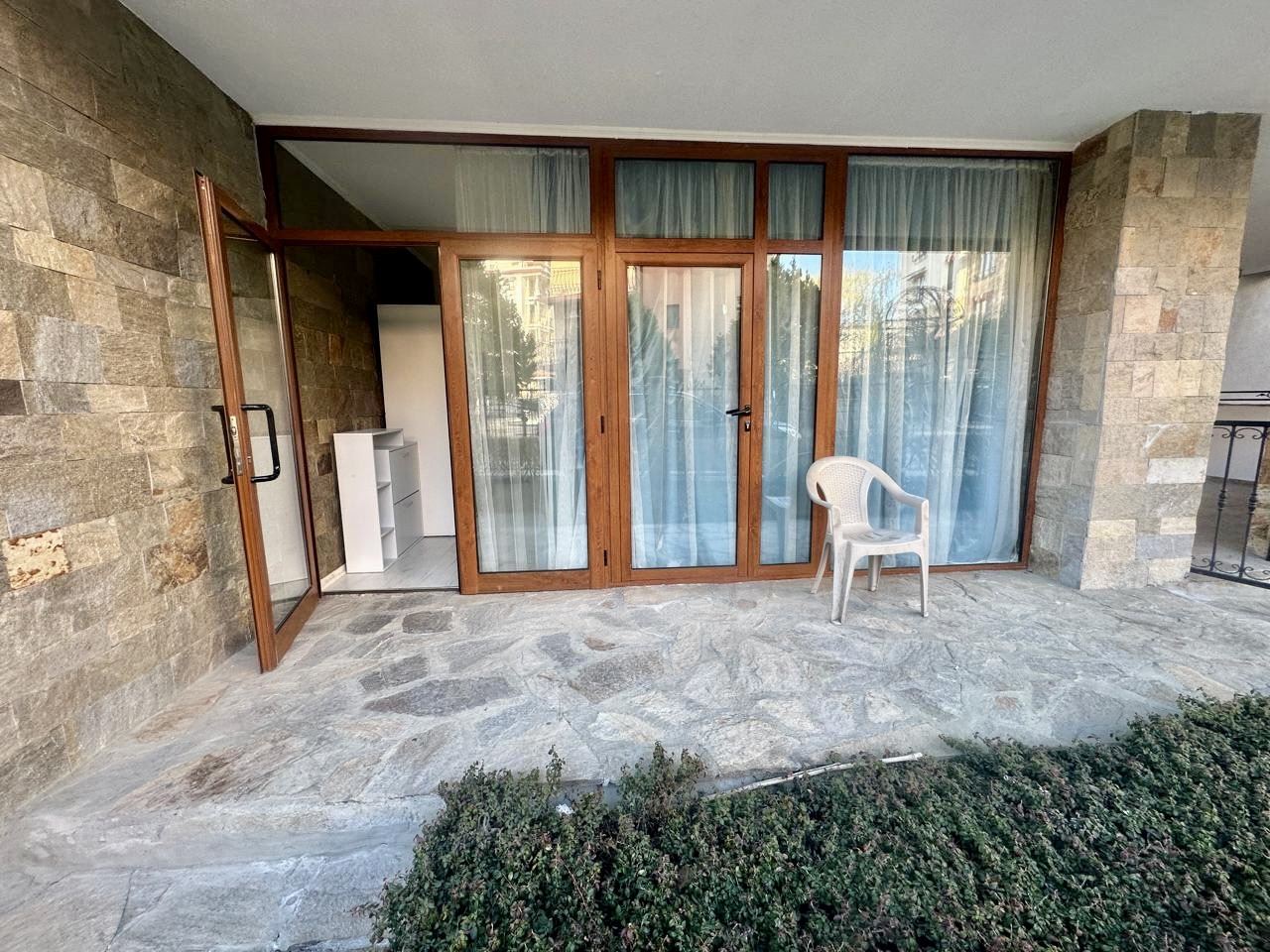 Geräumiges Erdgeschoss-Studio mit Terrasse und Möglichkeit zur Umwandlung in eine Ein-Zimmer-Wohnung – nur 300 m vom Meer