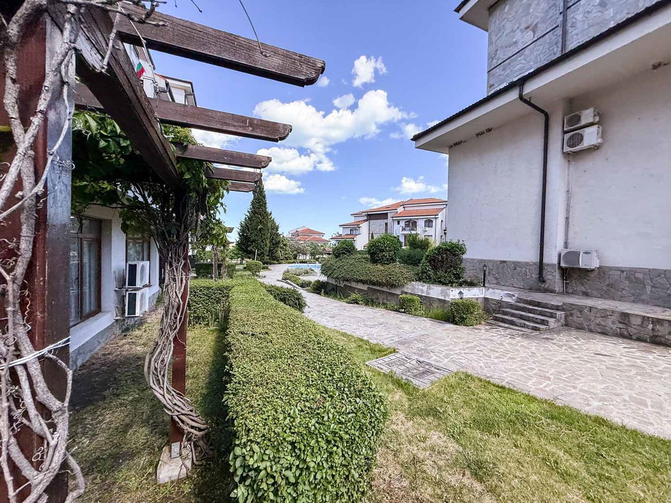 Großzügige Zweizimmerwohnung mit kleinem Privatgarten und großer Veranda in einer Anlage bei Aheloy
