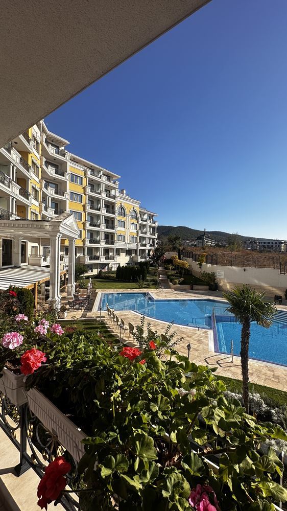 Sveti Vlas: Eine besonders interessante Immobilie mit schönem Blick auf den Pool