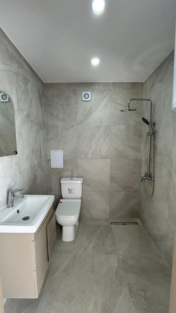 Sonnenstrand – neue Drei-Zimmer-Wohnung (Apartment mit zwei Schlafzimmern) mit großer Terrasse und Poolblick