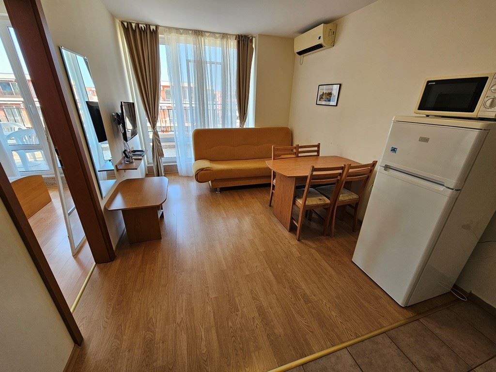 Vollständig eingerichtetes Ein-Zimmer-Apartment im obersten Stock in Sunny Beach – Poolblick und luxuriöse Atmosphäre