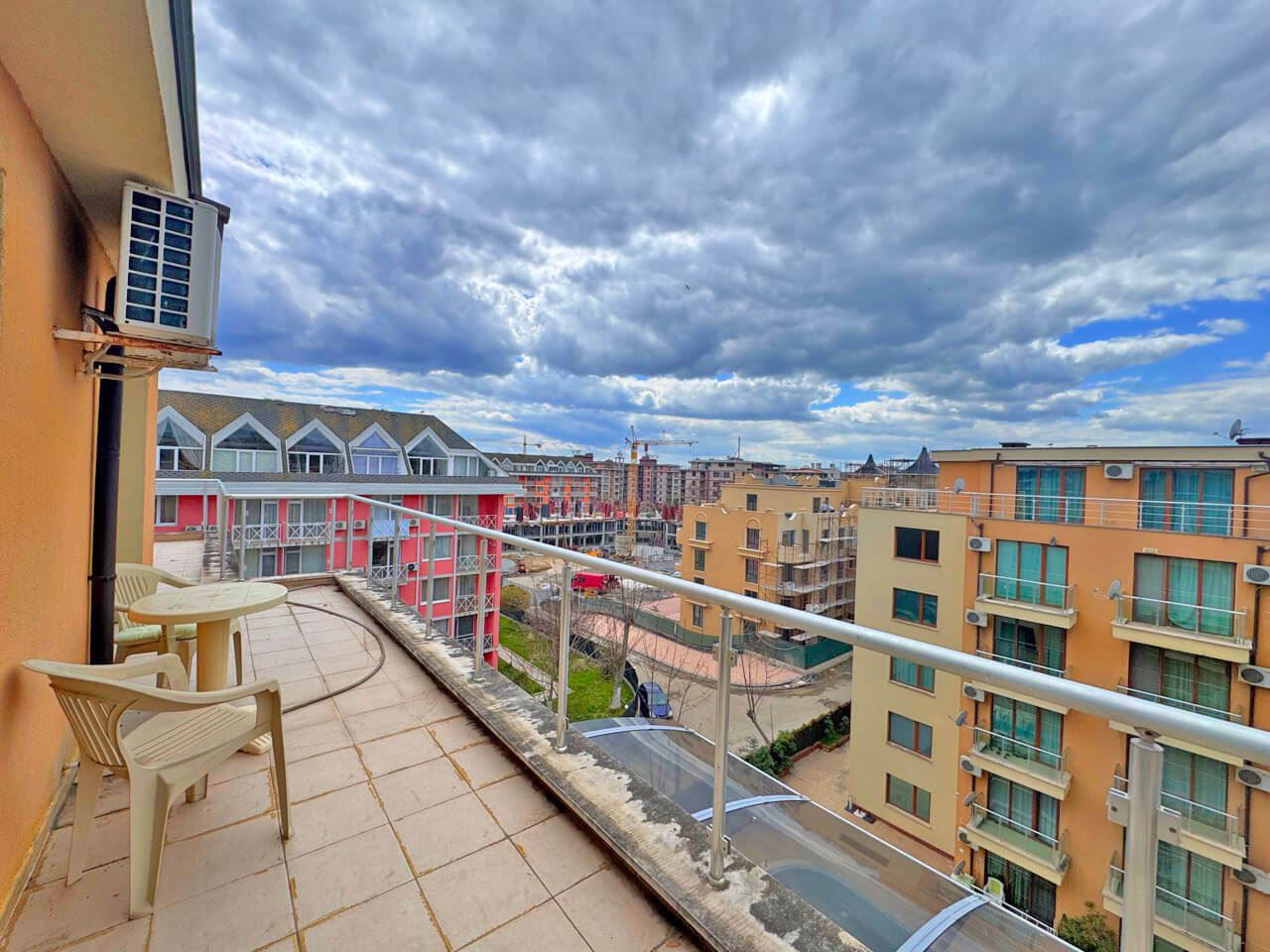 Panoramawohnung mit einem Schlafzimmer, großer Terrasse und offenem Blick – Sonnenstrand