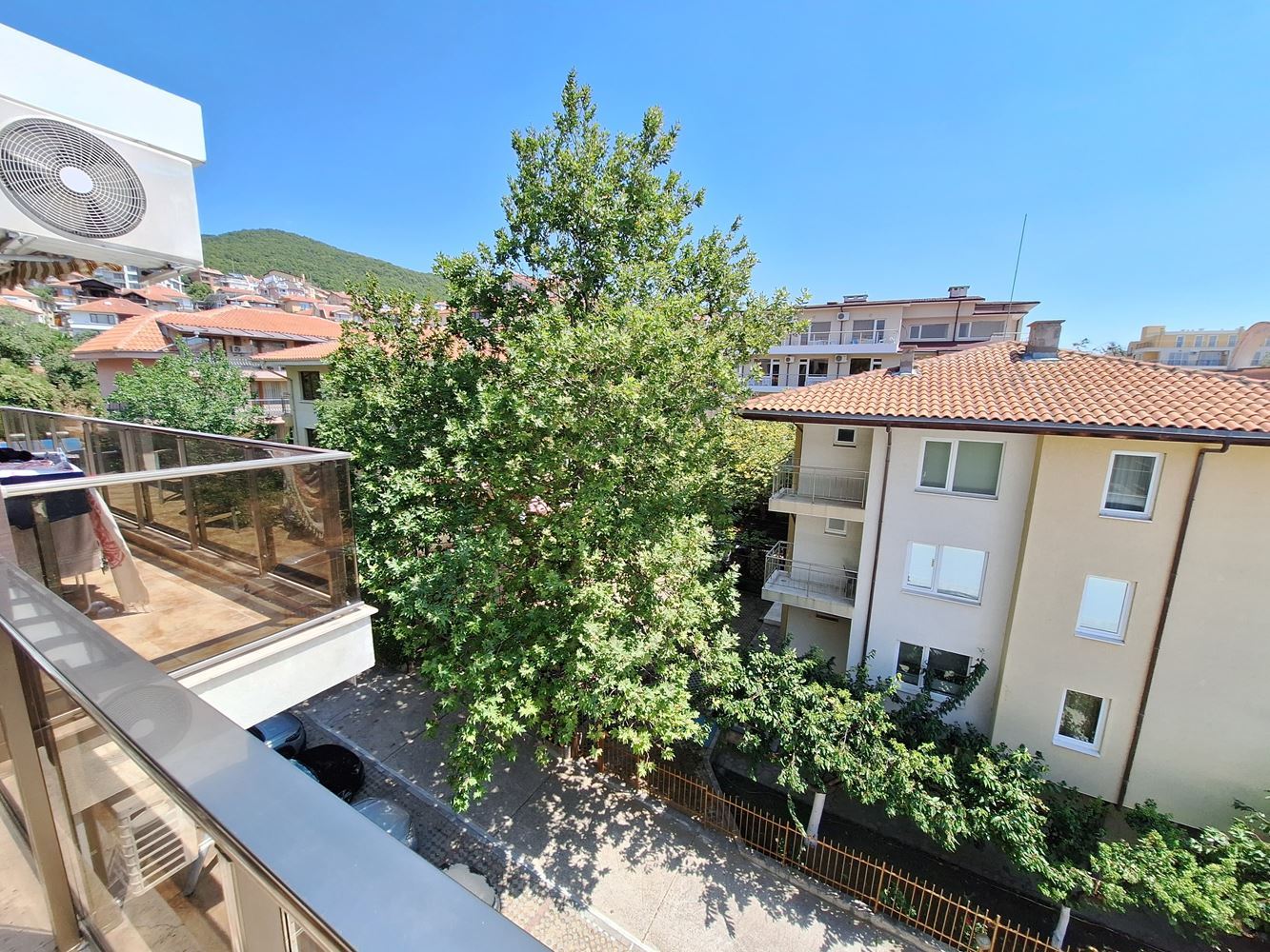 Geräumige 3-Zimmer-Wohnung mit Parkplatz nur 200 Meter vom Meer entfernt in Sveti Vlas
