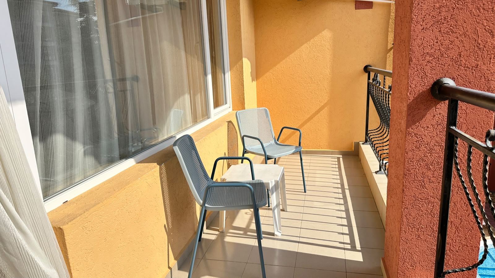 Helle Drei-Zimmer-Wohnung in ruhiger Lage in Nessebar mit niedriger Instandhaltungsgebühr