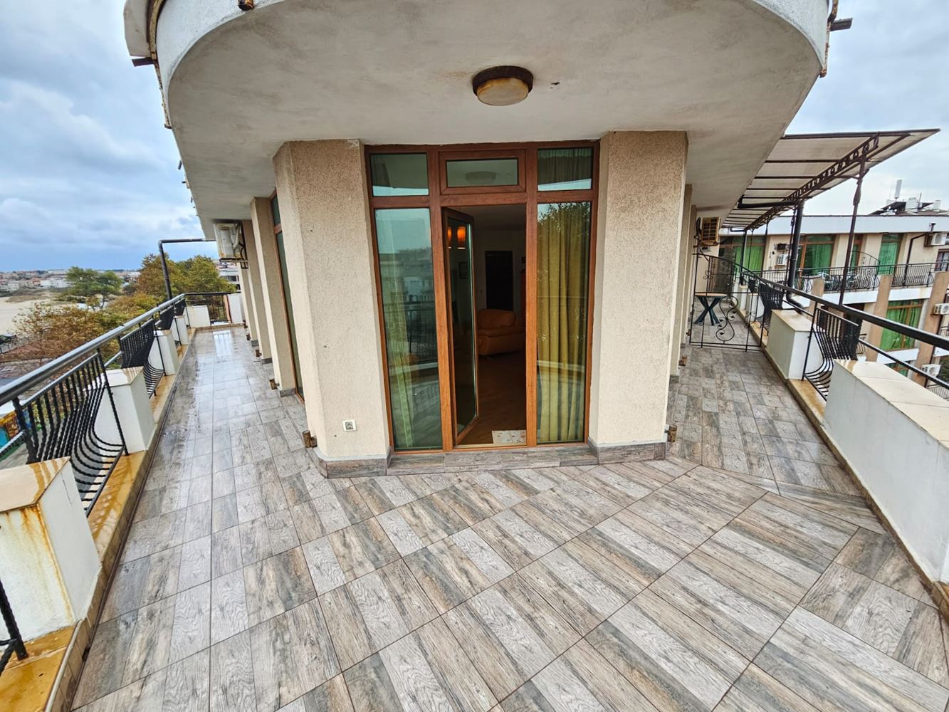 Geräumige Drei-Zimmer-Wohnung in erster Meereslinie in Sozopol mit einzigartiger Panoramaterrasse