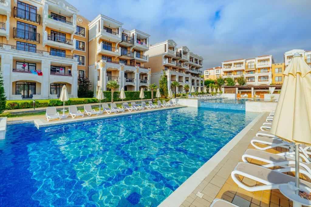 Möblierte Zwei-Zimmer-Wohnung (Wohnung mit einem Schlafzimmer) in einem Elite-Komplex mit Pools und Sportanlagen