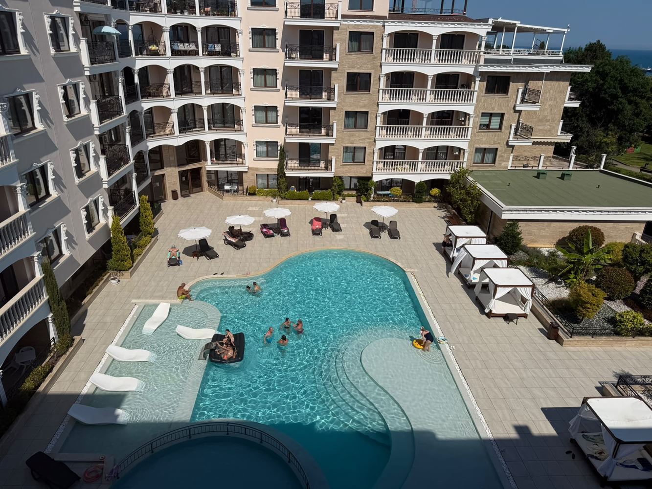 Neue 2-Zimmer-Wohnung mit Pool- und Meerblick in einem luxuriösen First-Line-Komplex in Nessebar