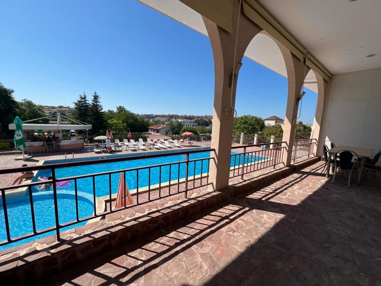 Großzügige Drei-Zimmer-Wohnung (Apartment mit zwei Schlafzimmern) mit großer Terrasse und Parkplatz in Sozopol – nahe Harmani-Strand
