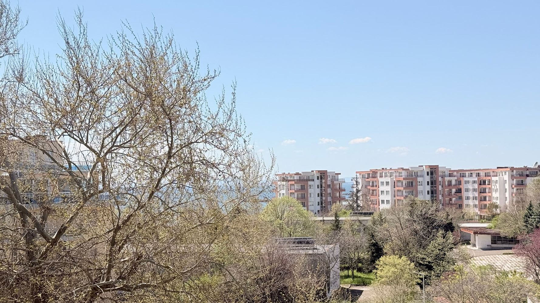 Luxuriöse Wohnung mit drei Schlafzimmern in erster Meereslinie in Ravda – Raum, Prestige und beeindruckendes Meerespanorama