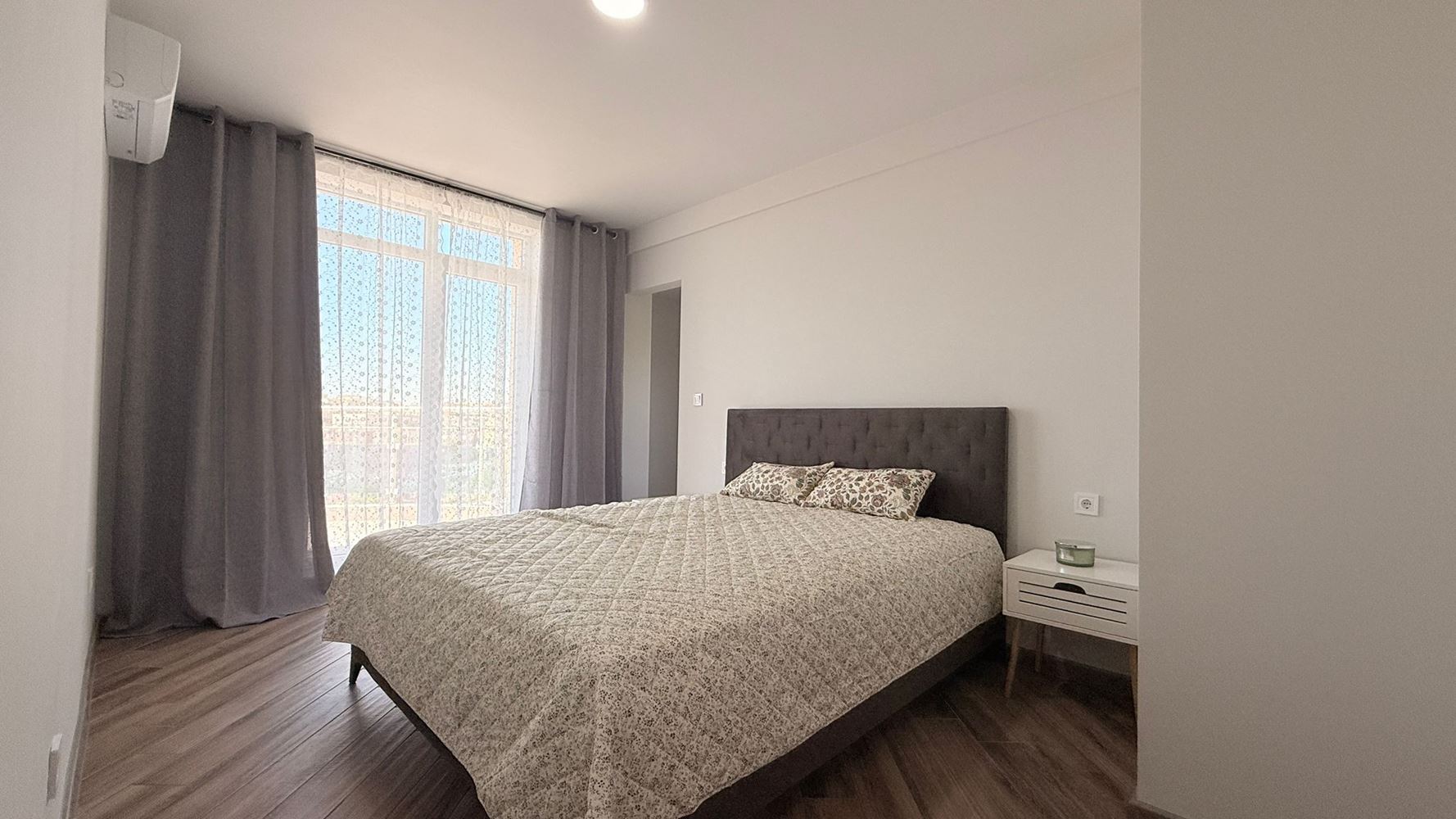 Luxuriöse Wohnung mit drei Schlafzimmern in erster Meereslinie in Ravda – Raum, Prestige und beeindruckendes Meerespanorama