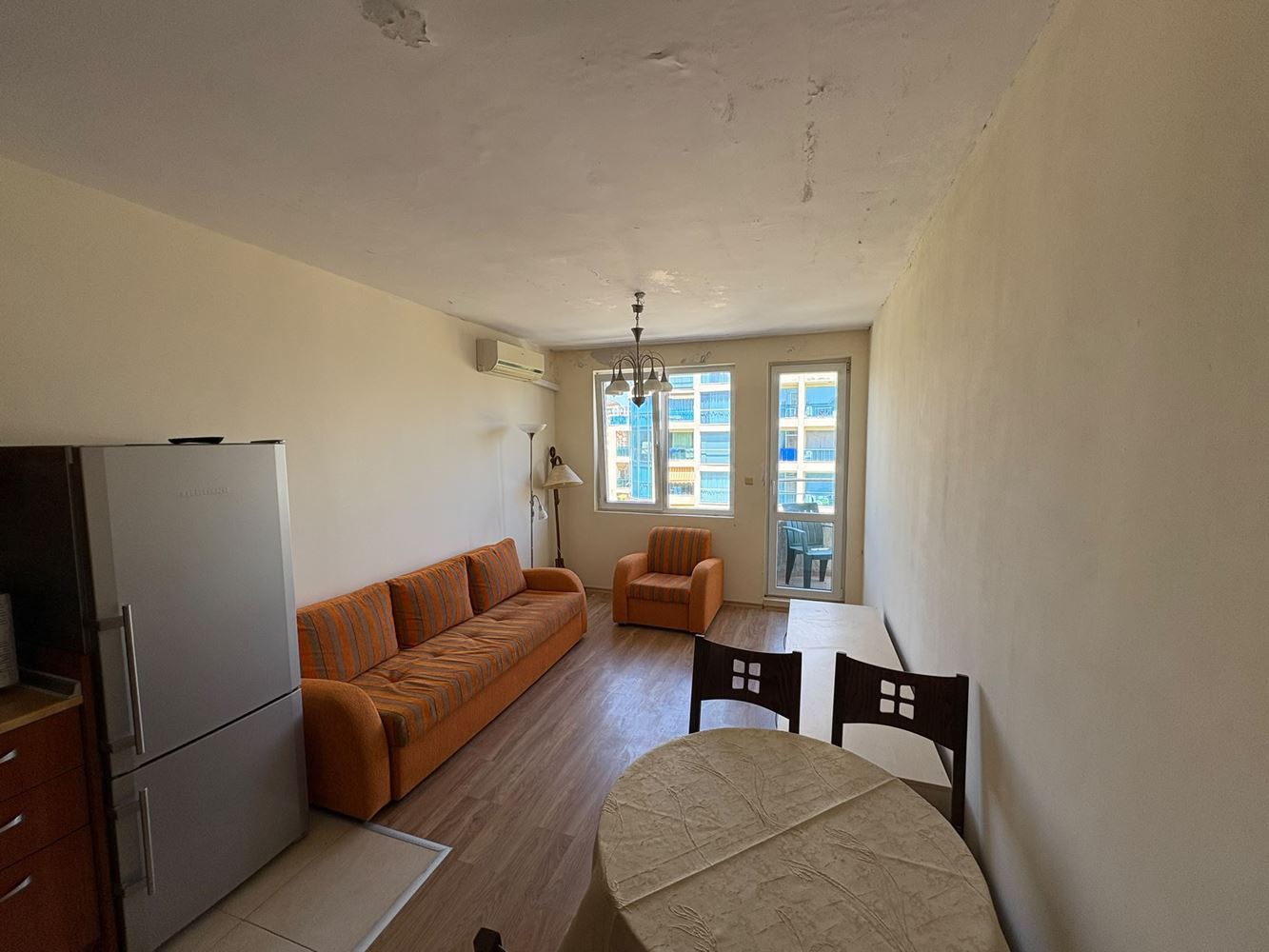 Pomorie 300 m vom Meer entfernt – möblierte Zweizimmerwohnung mit einem Schlafzimmer in einer Wohnanlage mit Swimmingpool