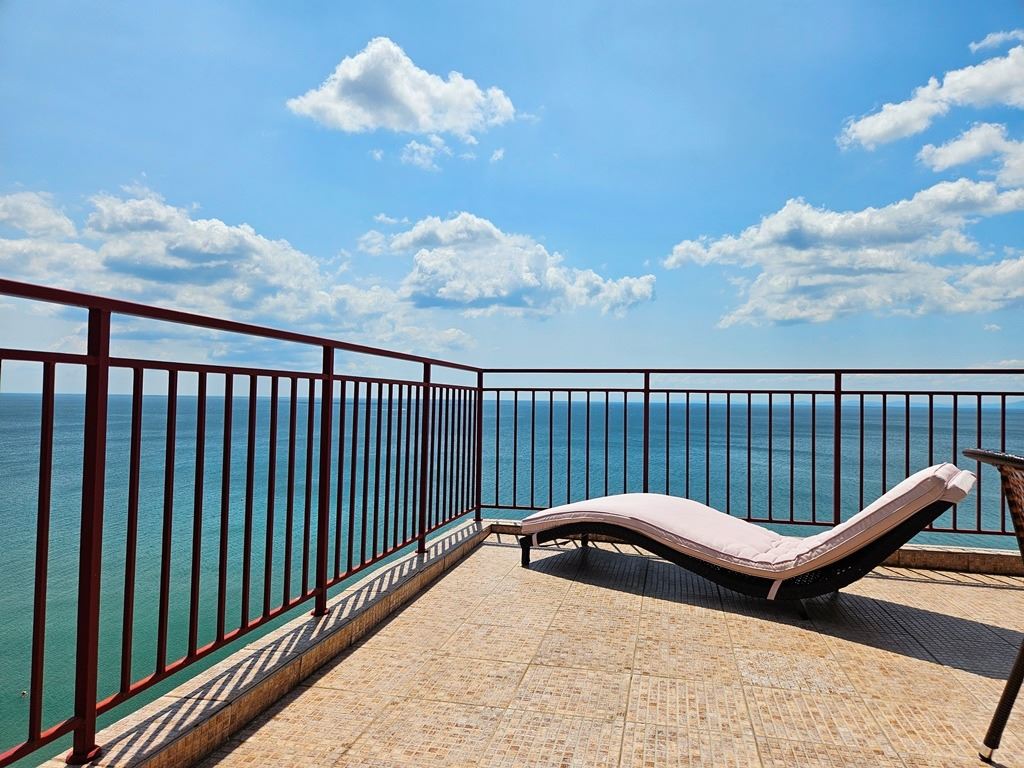Luxuriöses Panoramaapartment in erster Meereslinie mit zwei Schlafzimmern und einer riesigen Terrasse