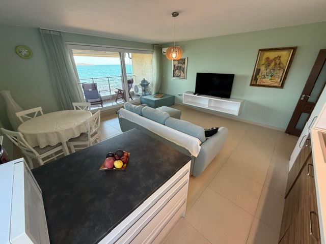 Geräumiges Appartment mit zwei Schlafzimmern in erster Meereslinie mit frontalem Panoramablick auf das Meer