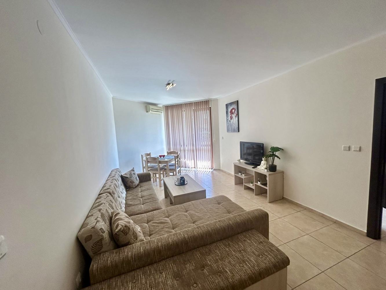 Geräumige Drei-Zimmer-Wohnung mit Poolblick und hervorragenden Annehmlichkeiten in Nessebar
