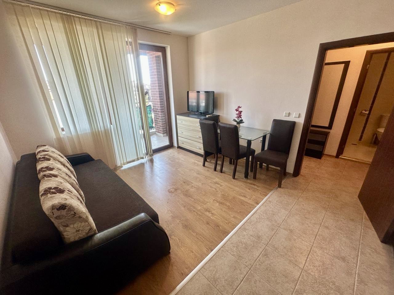 Geräumige Zweizimmerwohnung mit Blick auf den begrünten Innenhof in Nessebar