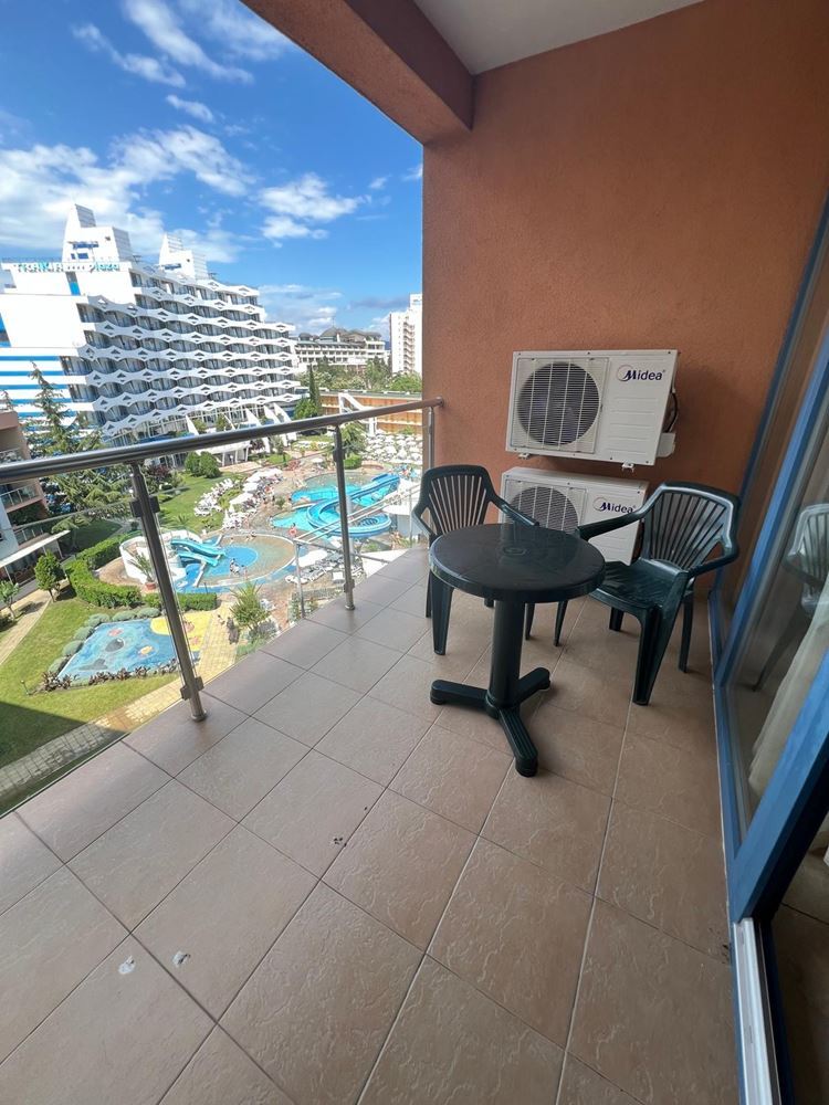 Geräumige Wohnung mit einem Schlafzimmer in Sunny Beach mit Poolblick