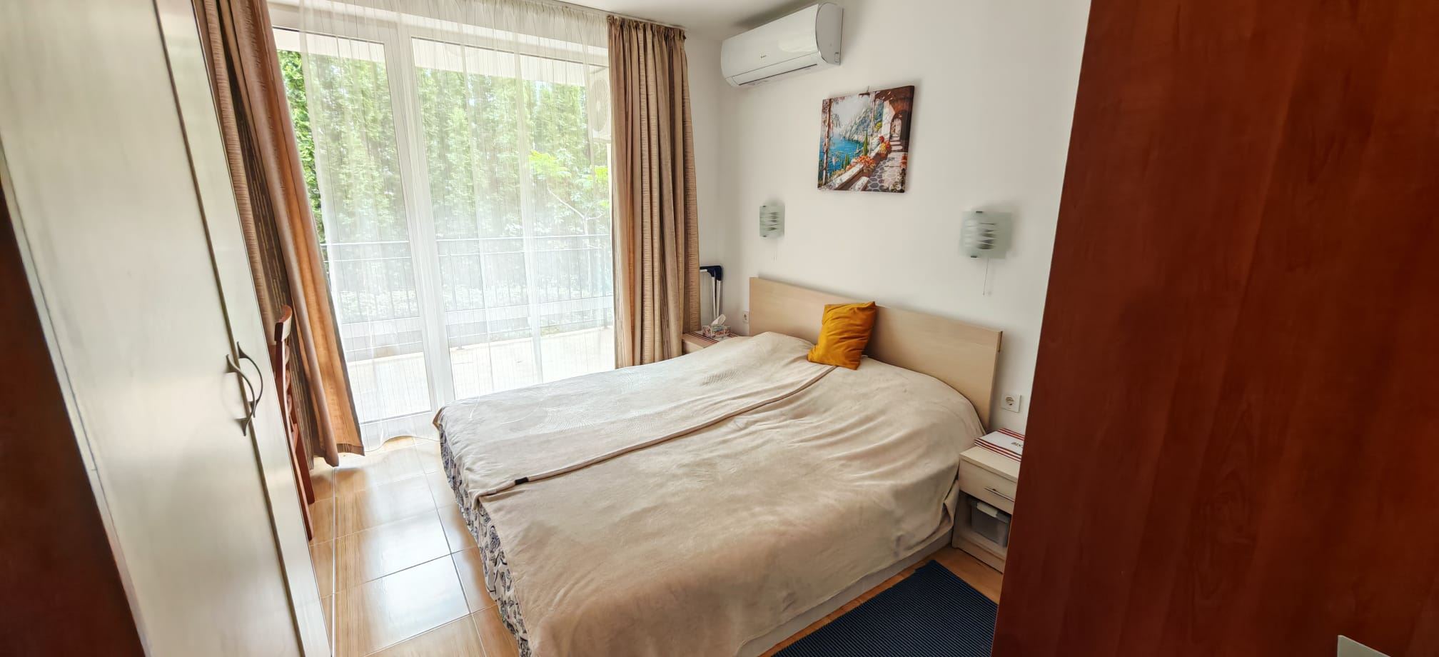 Geräumige Drei-Zimmer-Wohnung mit Blick auf den Pool und hervorragenden Annehmlichkeiten in der Anlage