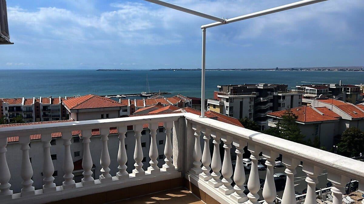 Geräumige Vier-Zimmer-Wohnung mit einzigartigem Panoramablick über die gesamte Bucht in Sveti Vlas