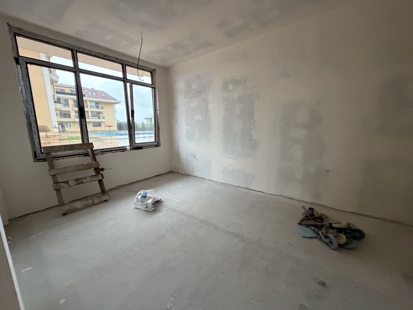 Ein-Zimmer-Wohnung in einer modernen Anlage nur wenige Schritte vom Meer in Ravda entfernt – eine perfekte Wahl für Investition oder gemütliches Zuhause