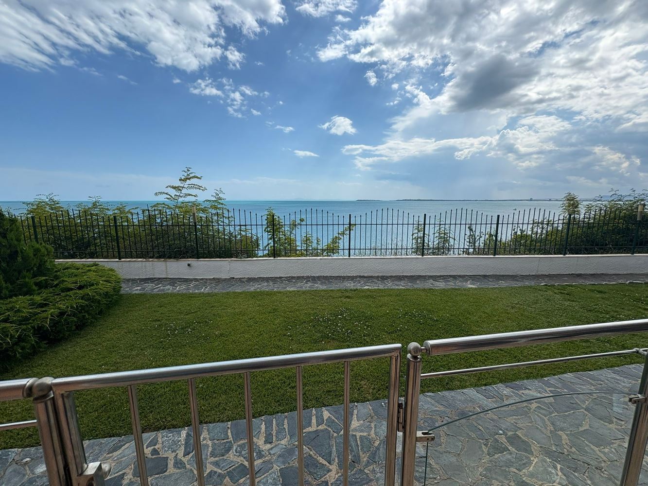 2-Zimmer-Wohnung mit direktem Meerblick in Sveti Vlas – Komfort, Ruhe und Resort-Lebensstil