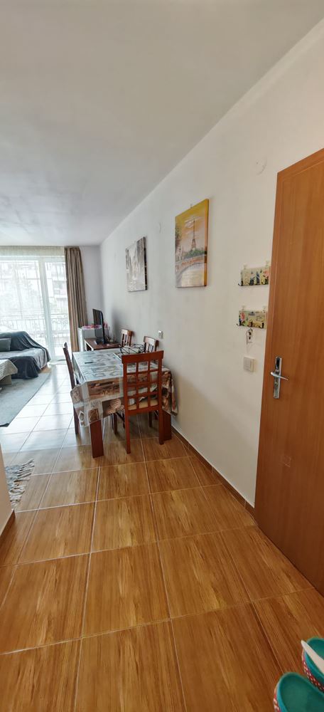 Geräumige Drei-Zimmer-Wohnung mit Blick auf den Pool und hervorragenden Annehmlichkeiten in der Anlage