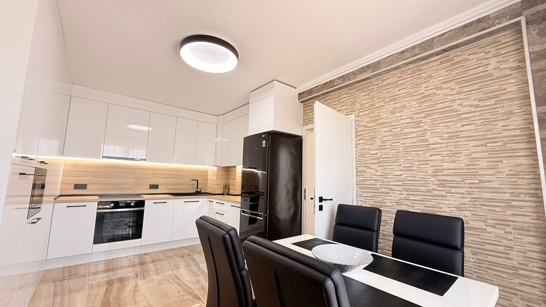 Luxuriöse Maisonette-Wohnung mit drei Schlafzimmern im Herzen von Sonnenstrand – Raum, Stil und Komfort auf zwei Ebenen