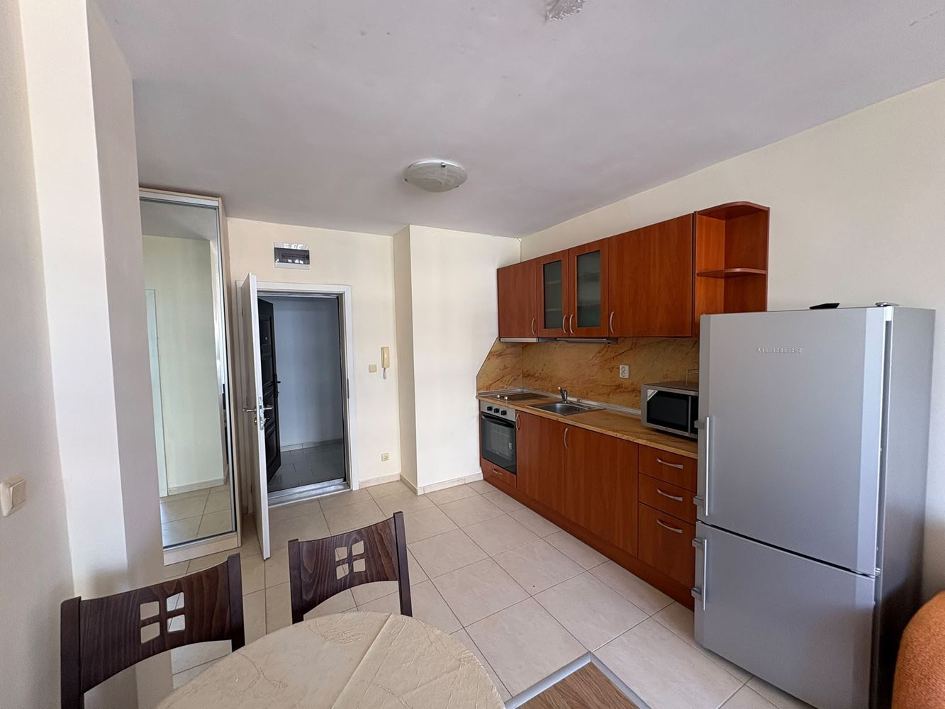 Pomorie 300 m vom Meer entfernt – möblierte Zweizimmerwohnung mit einem Schlafzimmer in einer Wohnanlage mit Swimmingpool