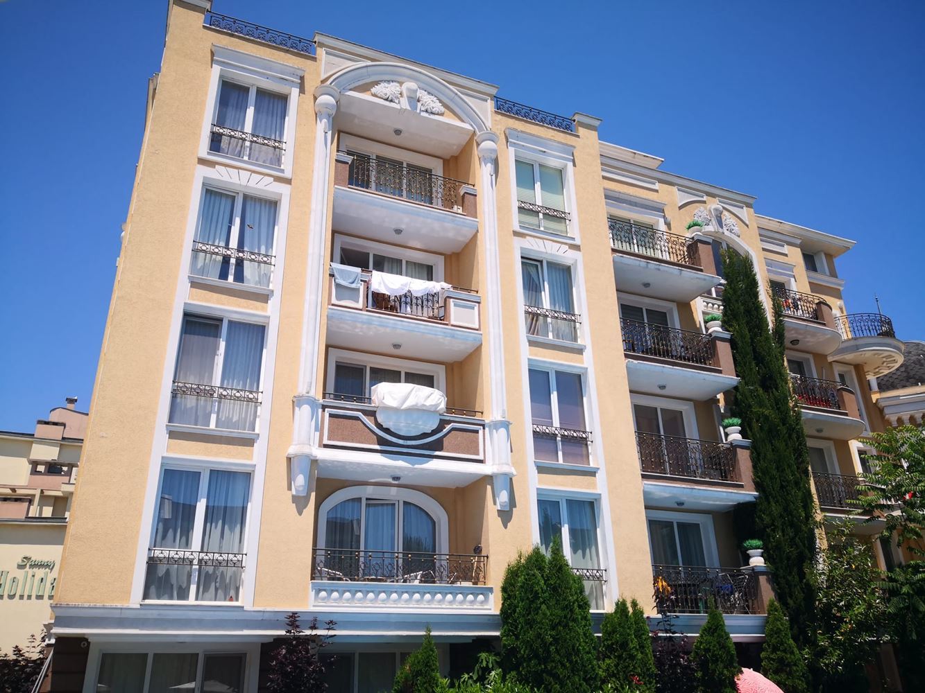Geräumiges Apartment mit zwei Schlafzimmern und Blick auf den Pool und den Garten – vollständig möbliert in einer modernen Anlage in Sonnenstrand