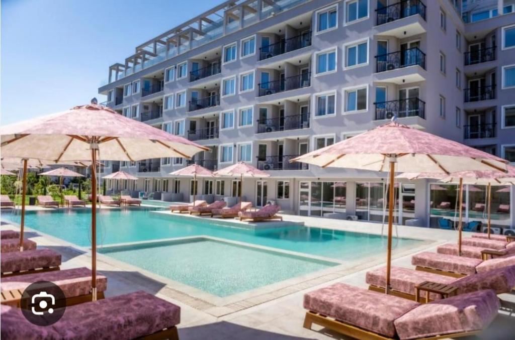 Luxuriöses Studio mit Poolblick in einer neuen Wohnanlage in Sonnenstrand – Bezugsfertig
