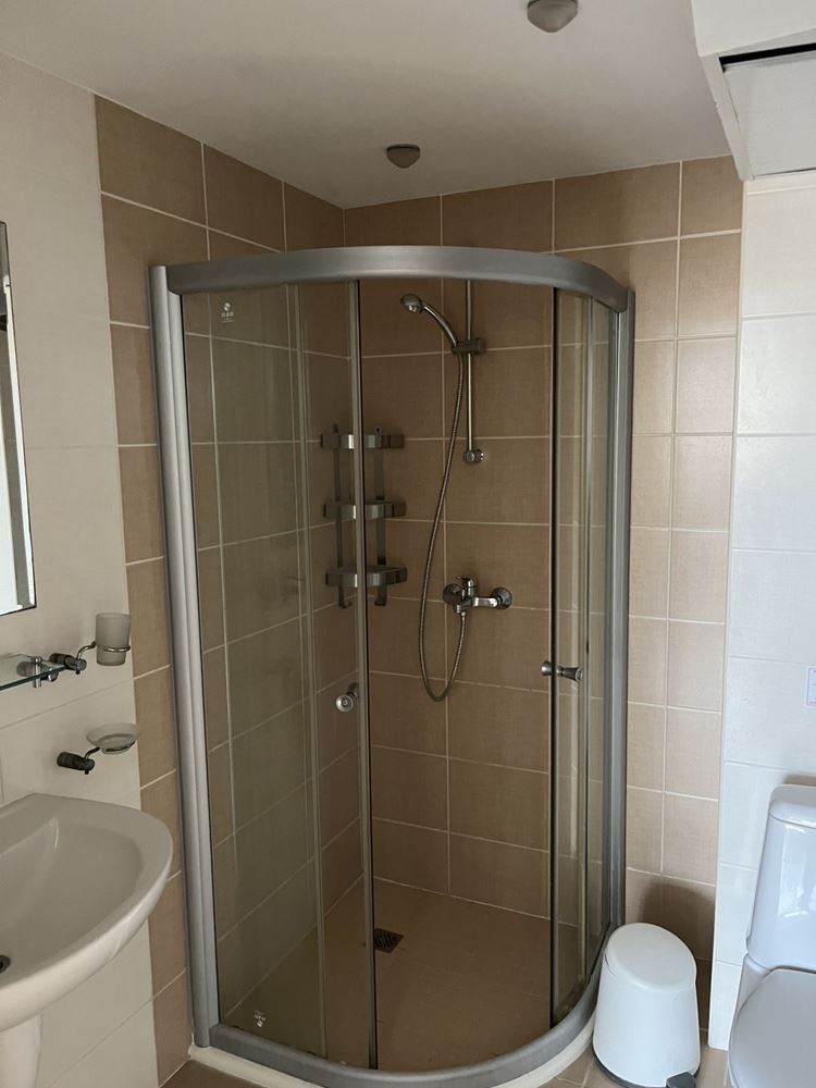 Obzor – möblierte Ein-Zimmer-Wohnung in erster Meereslinie mit Panoramameerblick