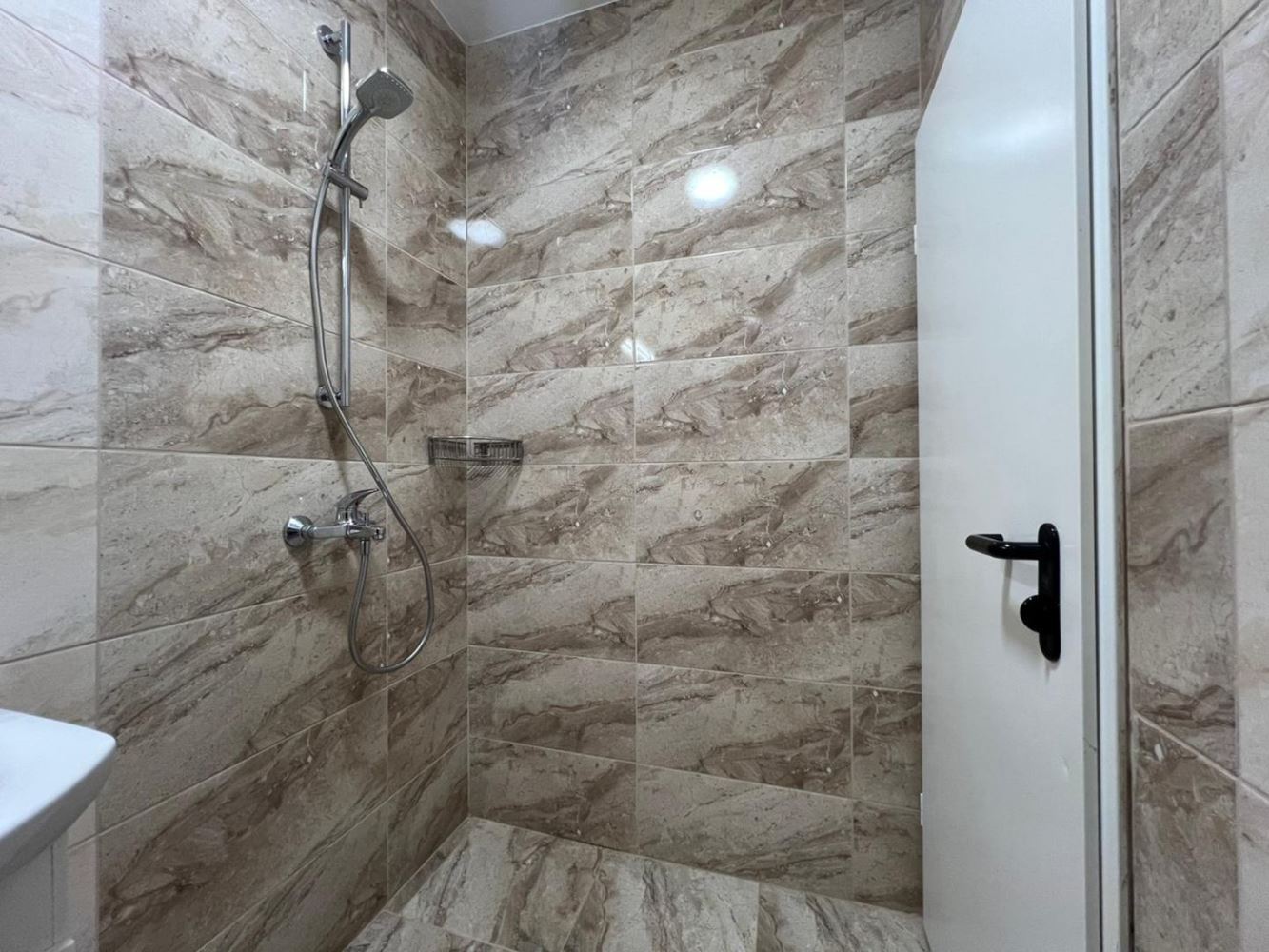 Großzügige Drei-Zimmer-Wohnung (Apartment mit zwei Schlafzimmern) mit großer Terrasse und Parkplatz in Sozopol – nahe Harmani-Strand