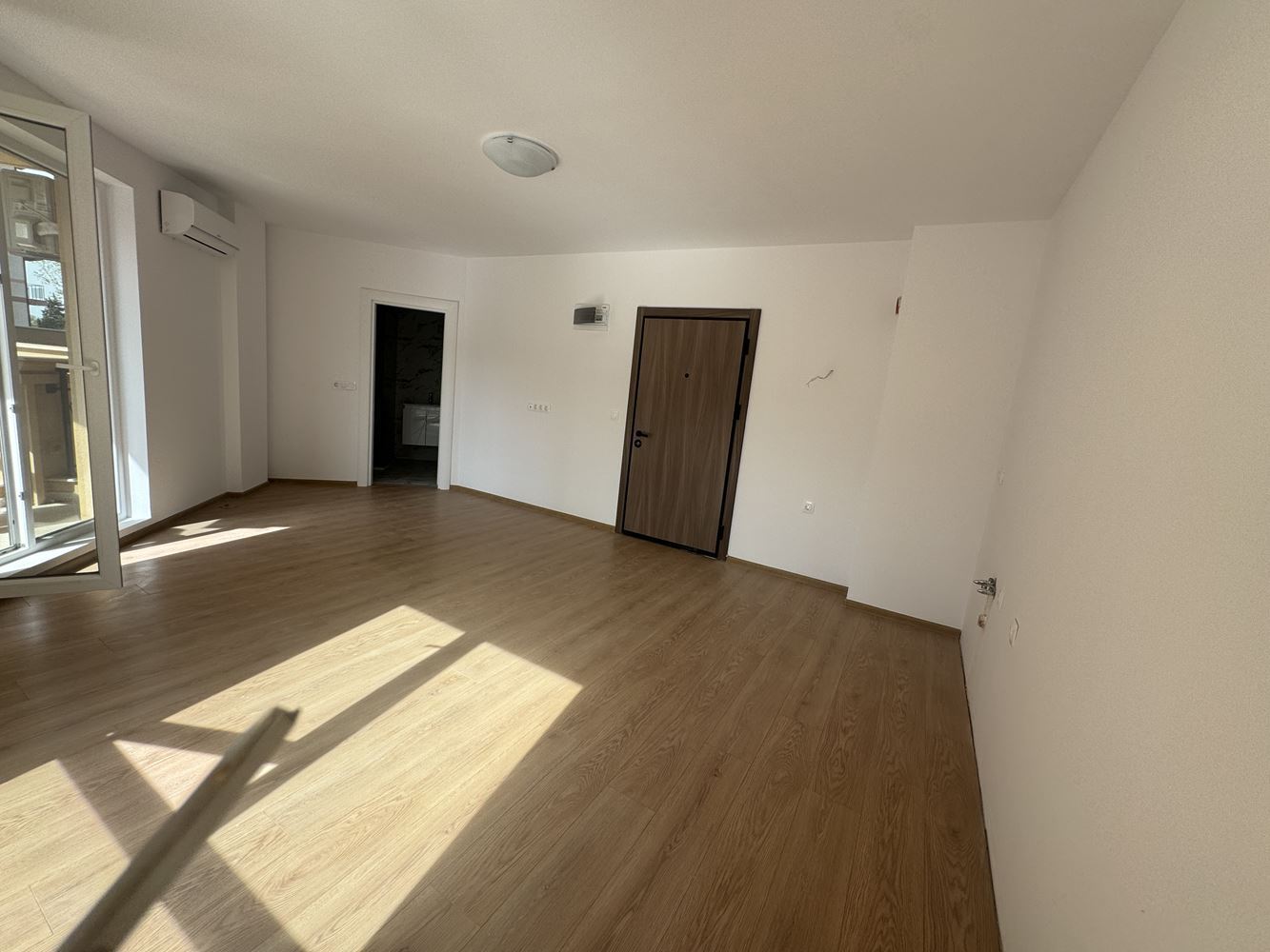 Studio in einer neuen Luxuswohnanlage in Sunny Beach mit Blick auf den Pool und den Garten