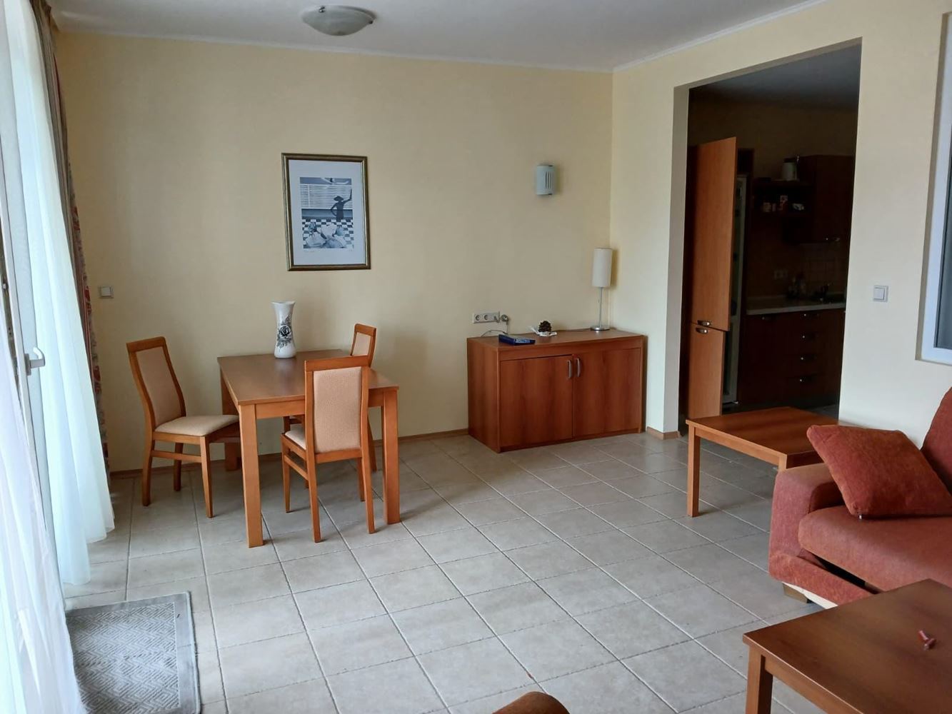 Attraktive Zwei-Zimmer-Wohnung in erster Meereslinie in Pomorie – Komfort, Swimmingpools und Spa-Angebote