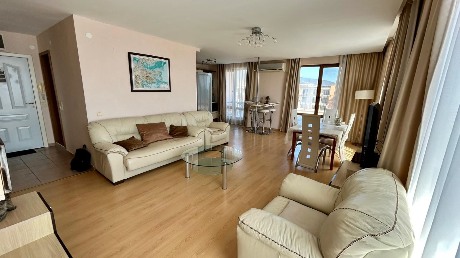 Sveti Vlas – Drei-Zimmer-Wohnung mit direktem Panoramablick auf das Meer in einer Anlage in erster Linie