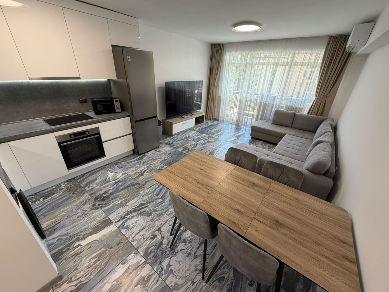 Geräumige 2-Zimmer-Wohnung mit Poolblick in Sonnenstrand – ausgezeichnete Wahl für Familie und Investition