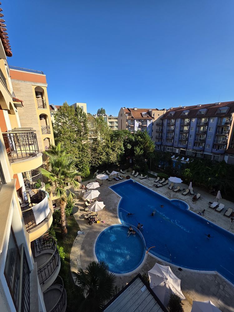 Herrliche Wohnung mit einem Schlafzimmer in einer Anlage in Sonnenstrand – Blick auf den Pool; Stil und Komfort