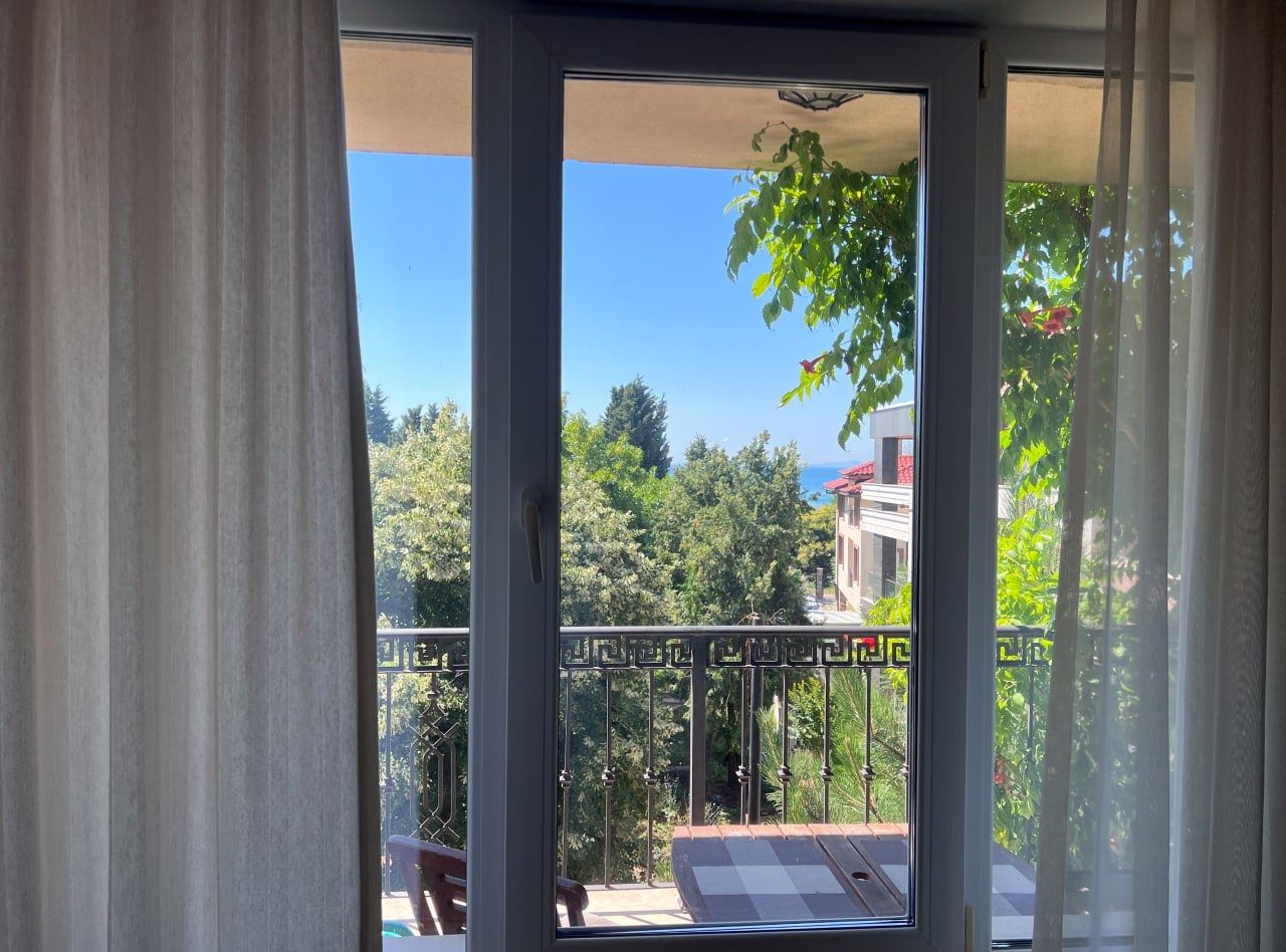 Geräumige Drei-Schlafzimmer-Wohnung mit Panoramablick auf das Meer nur 50 Meter vom Strand entfernt – niedrige Instandhaltungsgebühr!