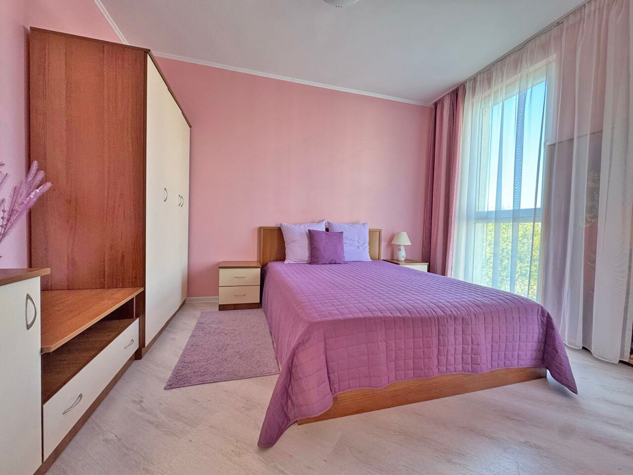 Zweizimmerwohnung mit Poolblick – Gemütlichkeit, Grün und Komfort in einer geschlossenen Wohnanlage
